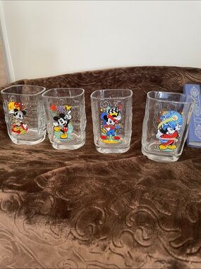 McDonald’s Disney 4 set glasses year 2000 EUC
